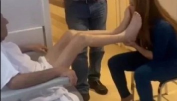Babasının Ayaklarını Öptü!