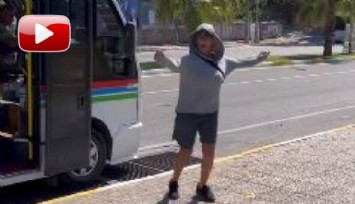 Minibüste Çaldı Hülya Oynadı!