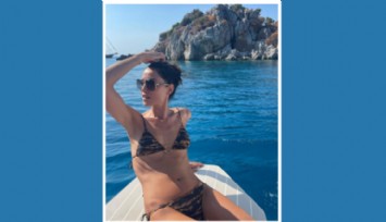 Cansu Dere'den Bikini Şov!