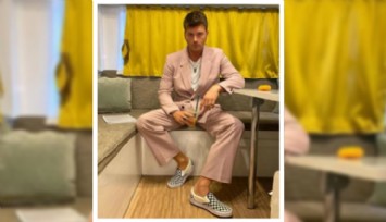 Tatlıtuğ, Pembe Takımıyla Poz Verdi!