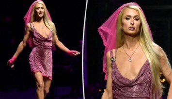 Paris Hilton, Versace Podyumunda!