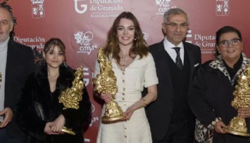 Cansu Dere Ve Melis Sezen'e Büyük Ödül!