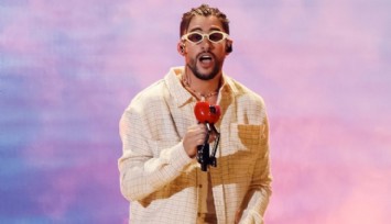 Hayranının Telefonunu Suya Fırlattı!