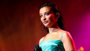 Melike Şahin, Atatürk Albümünden Çıkarıldı!