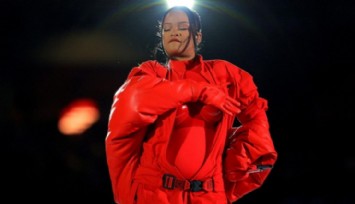 Rihanna Üstsüz Fotoğraflarını Paylaştı!