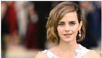 'Yerçekimine Karşı Koyan' Elbisesiyle Gündem Oldu!