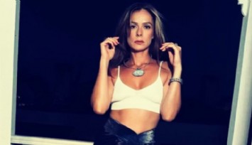 Özge Özpirinçci İddialı Tarzıyla Geceye Damga Vurdu!