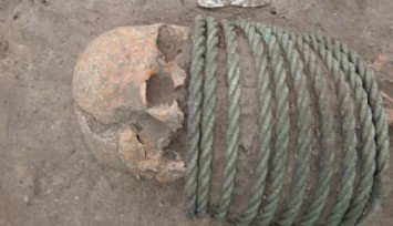 Boyunlarında Halkalarla Gömülmüş İskeletler Bulundu!