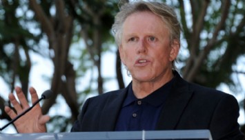 Ünlü Oyuncu Herkesin İçinde Tuvaletini Yaptı!