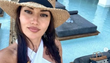 Fahriye Evcen'in Tatil Pozlarına Beğeni Yağdı!