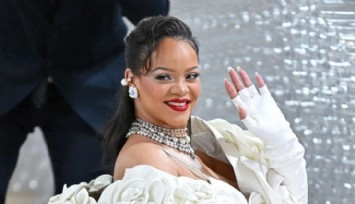 Ünlü Şarkıcı Rihanna'dan Cesur Kareler!