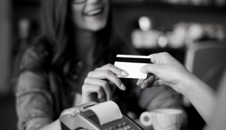 Kredi kartında yeni dönem: Faizler iniyor!