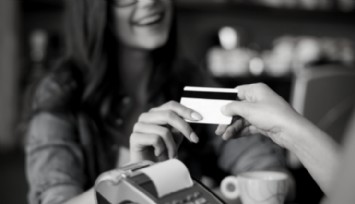 Kredi kartında yeni dönem: Faizler iniyor!