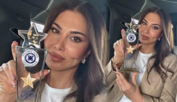 Ebru Yaşar, Yılın Kadın Şarkıcısı Ödülünü Aldı!